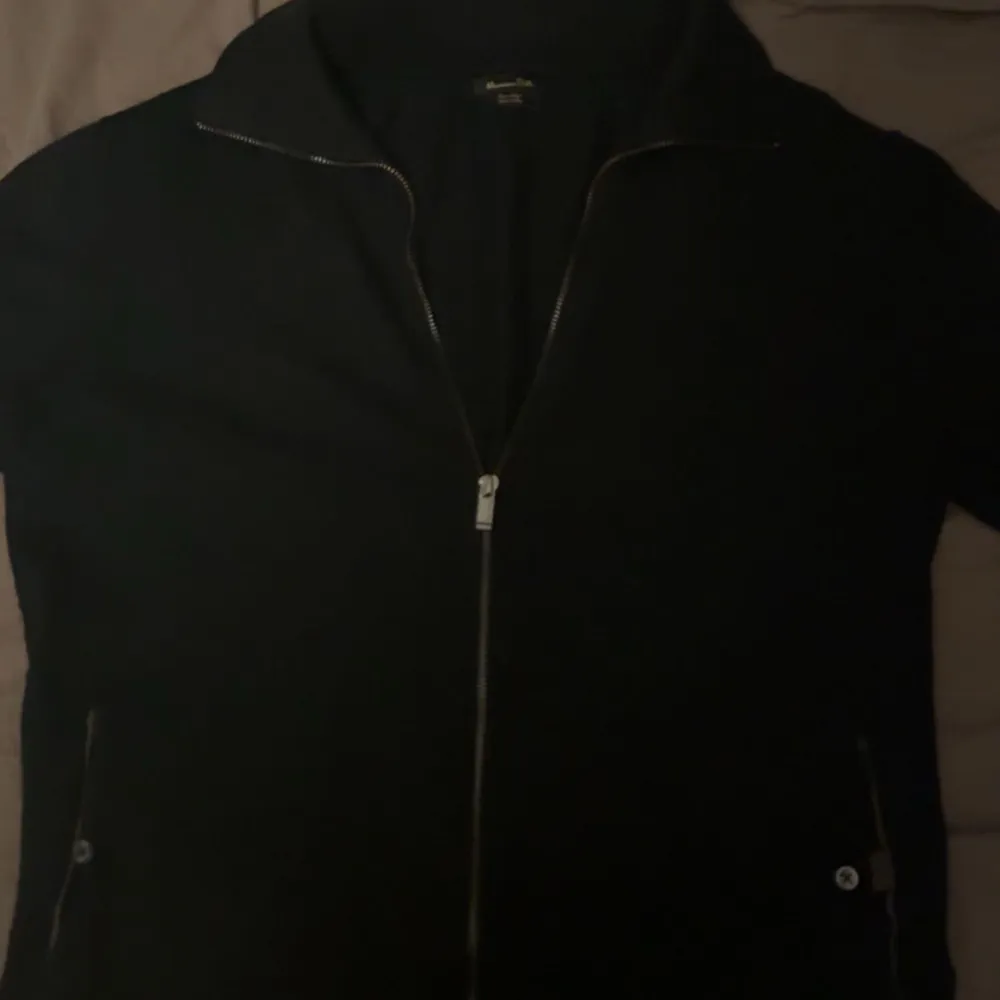 Tjena säljer nu en skit fett Massimo dutti full zip i storlek m. Oanvänd och inga defekter. Svår o hitta Skickar samma dag som köp t. Hoodies.