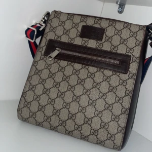 Gucci  - Gucci väska i färgen beige. Täken på användning men inga skador så 