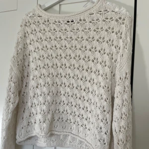 Stickad tröja  - Vit stickad tröja från gina tricot 🤍 Köpt förra våren men har inte använt det sedan dess🙌🏼🤍alltså i nyskick! Storlek S🫶🏻