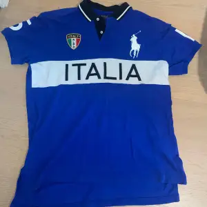 Säljer denna chief keef italy polo storlek L. Skick 9/10. Pris något förhandlingsbart. Säljer för det inte rkt är min stil längre och vill göra mig av med den samt tjäna nån slant. 