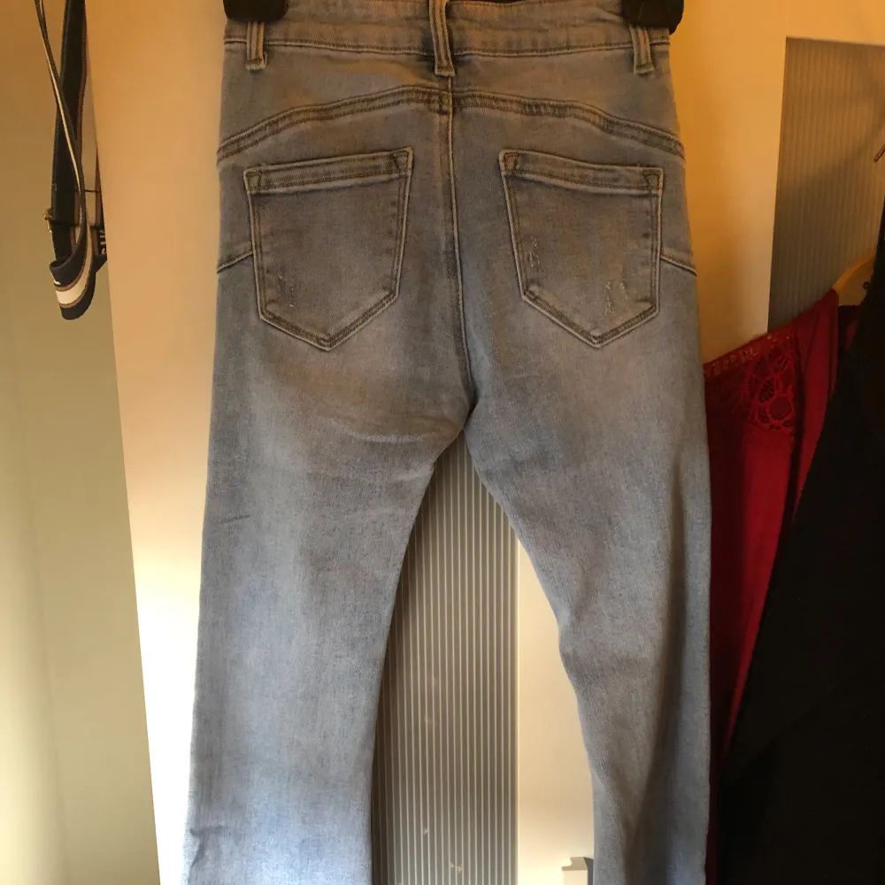 Bootcut jeans storlek xs/38 , blå färgade. Jeans Bootcut/flare köptes från en marknad utomlands , i ny skick inte använda prislapp kvar. . Jeans & Byxor.