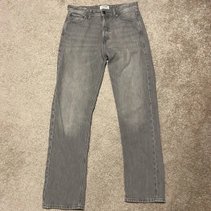 Jack & jones jeans - 10/10 skick nästan helt oanvända. Nypris 700 mitt pris 299