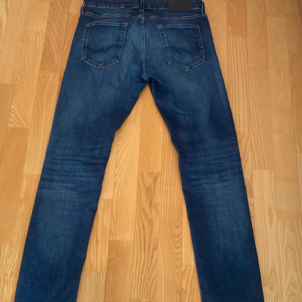 Tjena säljer nu mina Jack and Jones i modellen slim/Glenn. Den är nästa aldrig använd och är i 9/10 skick. Hör av vid minsta fråga. Jeans & Byxor.