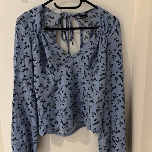 Blommig blus!🌸 - Blommig blus med knytning i ryggen!