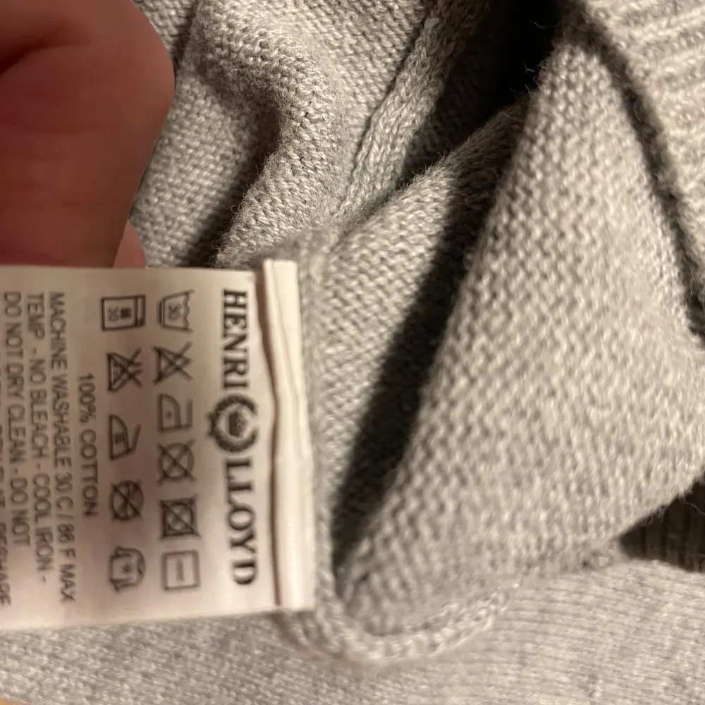 Stickat Henri Lloyd tröja som är sparsamt använt och har inga anmärkningar. Passar främst 10-12 åringar som är 140 - 150 cm. Neuletakit & Villapaidat.