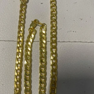 Guldfärgat halsband - Säljer ett snyggt guldfärgat halsbandsset med armband med en klassisk kedjedesign. Perfekt för att ge en touch av stil till vilken outfit som helst. Halsbandet har en robust låsning som håller det säkert på plats. Passar både till vardags och fest!