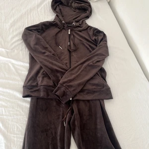 Mörkbrunt sett - Säljer ett mörk brunt sett. Har används några gånger. Tröjan är i S och byxorna är i XS. Pris kan diskuteras!