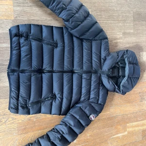 Colmar jacka - Säljer min colmar jacka som har använts typ 3 månader förra vinter, skulle säga skick 8/10, den är varm och skön.  Har 1 hål men kan sys igen,storlek 172 cm,  Nypris 3990kr