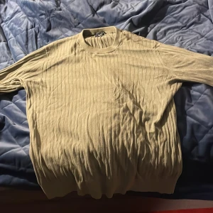 Riley tröja - Väldigt bra skick inga större defekter, bra till hösten . 100% bomull. Köp 2 plagg från mig och få 10% rabatt