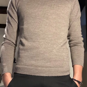 A days march sweatshirt  - En snygg stickad sweatshirt i 100% merinoull passar dig som är 182-184 