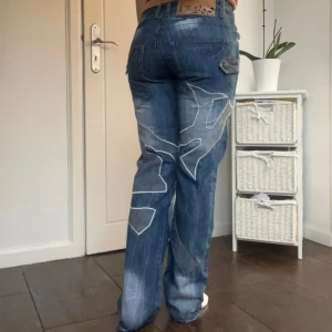 Jeans - Jeans med brodering 💙helt nya, lappen kvar!