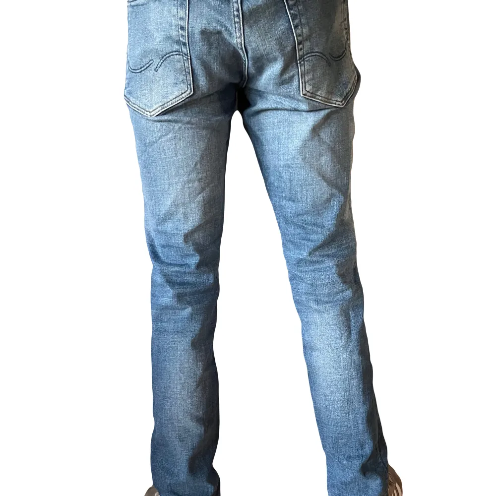 Säljer nu dessa Jack & Jones jeans till sjukt pris! Skick: 10/10 och storlek W31/L32. Passar folk som är 175-185 lite stora i midjan för mig jag väger ca 55! Hör av er vid frågor och funderingar! Modell: Skinny fit Liam. Men dom är slim!. Jeans & Byxor.