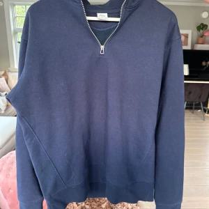 Halfzip zara - Säljer denna halfzip från zara som är o bra skick men inte kommer till användning. 