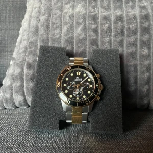 Lotus klocka  - Svart guld lotus klocka,knappt andvänd. Kommer med låda och extra bitar så du kan förlänga den. Den lyser i mörkret och knappt några repor. Går att förhandla priset.