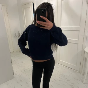 Marinblå tröja - En superfin stickad marinblå tröja från lindex! Kommer inte till användning längre, är i dunder skick!💗