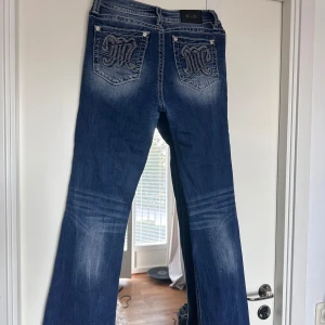 Miss me jeans - Köpte ca 7 månader sedan, sparsamt använda men med tydlig slitage nertill på jeans pga att de är långa.  Strlk 29 Nypris 1900:-
