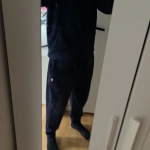 Mörkblå mjukisbyxor från Ralph Lauren - Säljer ett par feta Ralph lauren byxor.  Byxorna har en elastisk midja med snörning och en liten broderad logga på sidan. Skriv för mer info 