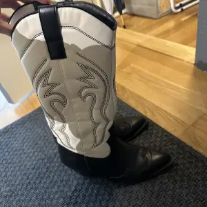 Cowboy boots från Stradivarius. Storlek 37. Väldigt bekväma och fint skick!