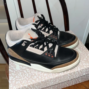 Jordan 3 - Jordan 3 Desert Elephant, defekter som visas på de två sista bilderna, därav priset. Köpta på SNKRS.
