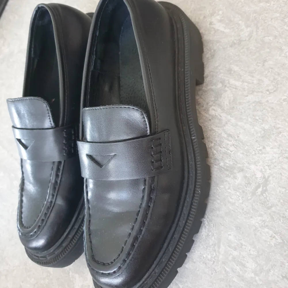 Säljer ett par snygga svarta loafers från Reserved. Har tjock sula och liten klack, väldigt bekväma men för stora för mig. Storlek 37, mycket bra skick. Skor.