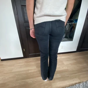 Lee jeans  - Jätte fina jeans från Lee (svarta / mörkgrå), dom är köpta på sellpy och har ej kommit till användning(lite korta på mig som är 169) 💗midjemått: 38cm, ställ frågor vid funderingar. 