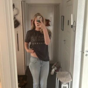 T-shirt med tryck - Overzised tröja från nelly i storlek s, andvänd 1 gång