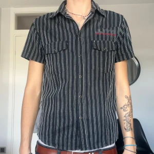 Skjorta  - En fett clean skjorta från tidigt 2000 tal av jack&jones! jag är 188-190cm som referens, skriv vid frågor/köp!