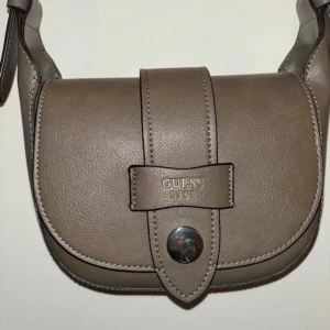 Guess väska - Guess väska i fint skick.