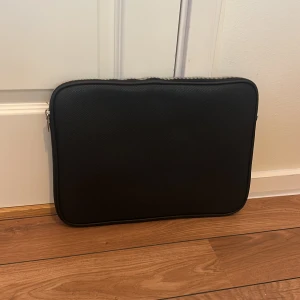 Misako datorfodral - Snyggt datofodral från misako. Får plats med dator i vilken storlek skulle jag säga. Orginalpris 272.