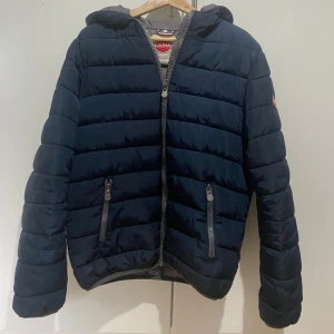 Colmar jacka - Säljer denna colmar jacka i storlek XL men passar mer L då dem är små i storleken. Skicket är så gott som nytt. Hov av dig vid fler frågor. Pris kan diskuteras vid snabb affär🤝