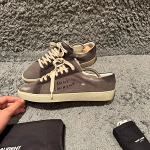 Saint Laurent skor - Tja säljer dessa sjukt snygga ysl skor i storlek 42,5, skick 9/10. Nypris 8000+ mitt pris 4599. Extra snören och dustbag medföljer! Skriv vid frågor och funderingar😊. Möts i Stockholm eller fraktar spårbart via PostNord📦