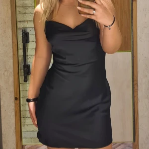 Svart klänning - En superfin svart klänning, köpt på Urban Outfitters. Storlek M, använd enstaka gånger.