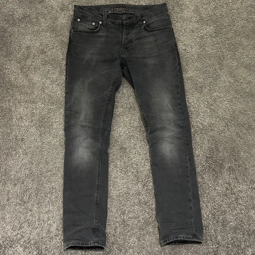 Tja! Säljer ett par Nudie Jeans i modellen Grim Tim! Säljer dessa på grund av att jag har tröttnat lite på dem! Modellen på bilden är 183! Skicket är super 9,5/10! Köpta på Åhléns för 2100kr! Hör av dig vid minsta fundering så hörs vi!⭐️. Jeans & Byxor.