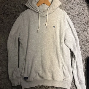 Morris Hoodie - Grå Morris hoodie i strl M. Skick 9/10.
