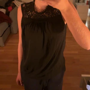 Spets blus  - Fint linne med spets vid bröst och axlar. Oanvänt från Vila.