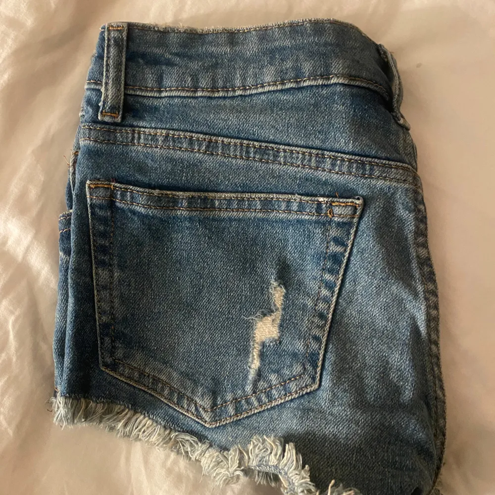 Super fina jeans shorts som inte kommer till användning längre, super fint skick och säljes för 90kr . Shorts.