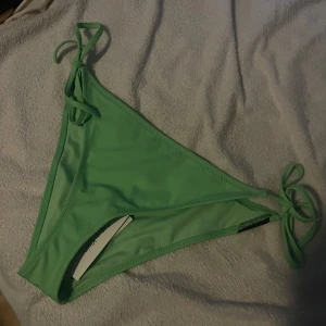 Calvin klein underdel - Helt ny med prislapp på. Säljs pga fel storlek och därmed inte passar mig. Storlek L, men är liten i storlek. Skulle nog säga att storleken är mer som Medium. 