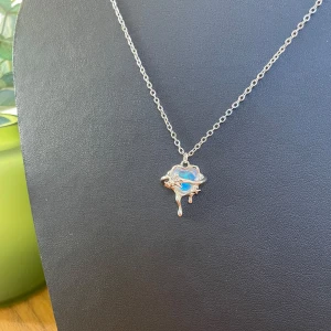 Halsband - Hjärta - Egengjort silverfärgat halsband i rostfritt stål med silvrigt hjärt-hänge. 🩶Kolla gärna resten av mina annonser för samfrakt.