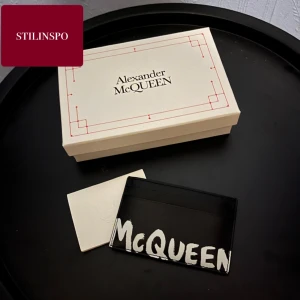 Alexander mcqueen korthållare - Skön och sällsynt Mcqueen korthållare. Helt oanvänd, 10/10 skick. Allt og!