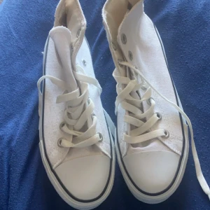 Snygga convers skor  - Aldrig använt dom, dom köpte jag utomlands för nåra år sen 