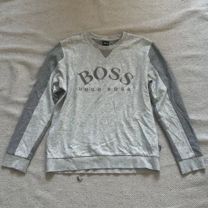 Grå tröja från Hugo Boss - Säljer en snygg grå tröja från Hugo Boss i storlek XL. Jätte bra skick! Använd ett antal gånger🩶 Skriv för fler bilder eller frågor!