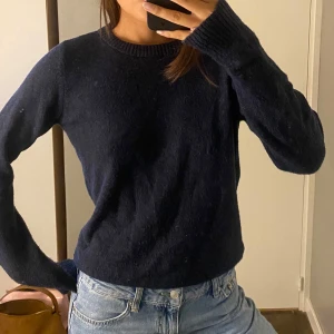 Tröja - Marinblå stickad tröja från vila i storlek S