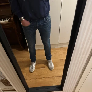 Replay jeans - Ett par riktigt feta replay anbass jeans. Storleken är W29 L32 och de är i riktigt bra skick 9/10. Priset är hugget i sten och han på bilden är 182 cm lång.