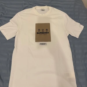 Burberry T-shirt - Riktigt snygg Buberry T-shirt som bra i skick, har använt den Max 6 gånger inte mer än så.