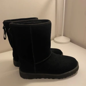 Svarta stövletter - UGG - Jättefina Svarta UGGs stövletter som är köpta från zalando med märket UGG. De är i nyskick då de enbart har använts en gång. Varma och väldigt bekväma, perfekt till vintern. Säljer de eftersom de blivit för små🤍Vid frågor är det bara att höra av sig🫶🏾