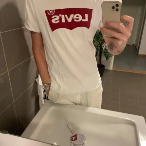 Levi’s classic T-shirt/tisha L/g - Går inte att undvika att se vilket märke du bär iallafall! Sitter väldigt bekvämt mot kropp.  Det är finare och slitstarkare material man använt i denna batch av Levi’s tröjor. Till skillnad mot de som tillverkas nu.  Felfri och fin.