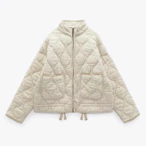 Zara jacka  - Säljer min zara quilted jacka. Den är nästan aldirg använd och är därför i bra skick. Slutsåld på hemsidan där priset ligger runt 900kr. Den är i storlek L men passar perfekt på mig som brukar bära S, passar super bra på M.Skriv privat vid frågor❤️❤️❤️