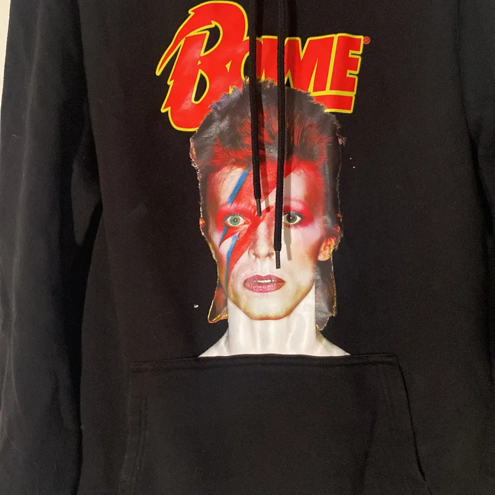 David Bowie tröja köpt på HM, använd en gång❤️. Hoodies.