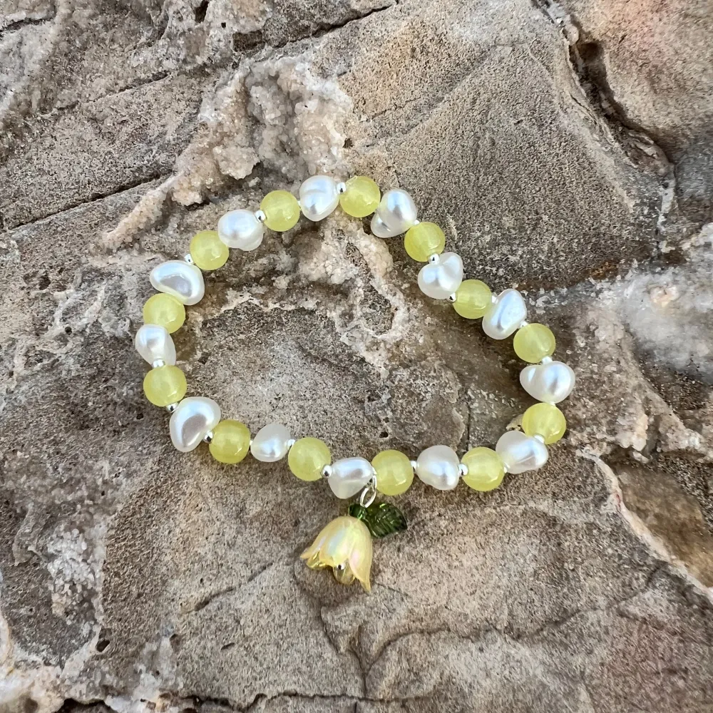 Jag gör handgjorda smycken som jag även säljer på Etsy. Om du vill handla via min Etsy shop istället för här bjuder jag på frakten🥰 Skicka meddelande för länk till sidan❤️. Asusteet.