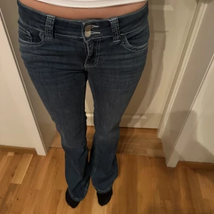 Lågmidjade jeans  - Säljer dess as snygga lågmidjade jeans, nyskick endast använda en gång🌟nypris 600kr